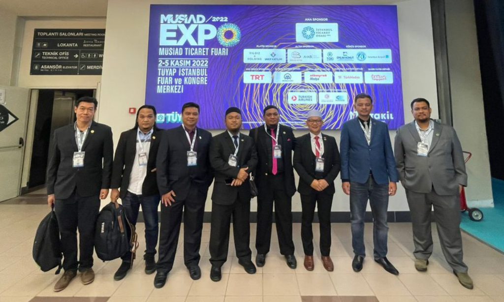 Delegasi MIICCI bergambar di hadapan papan MUSIAD EXPO 2022, Istanbul